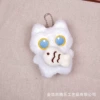 Белый кот, держащий рыбу, с шариковой цепочкой (10×7,5 см)