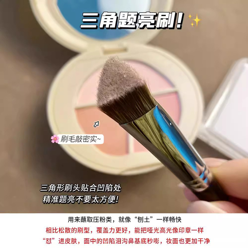 新款 斜三角熨斗刷高光刷面部中提亮泪沟眼头遮瑕刷化妆无痕粉底|undefined