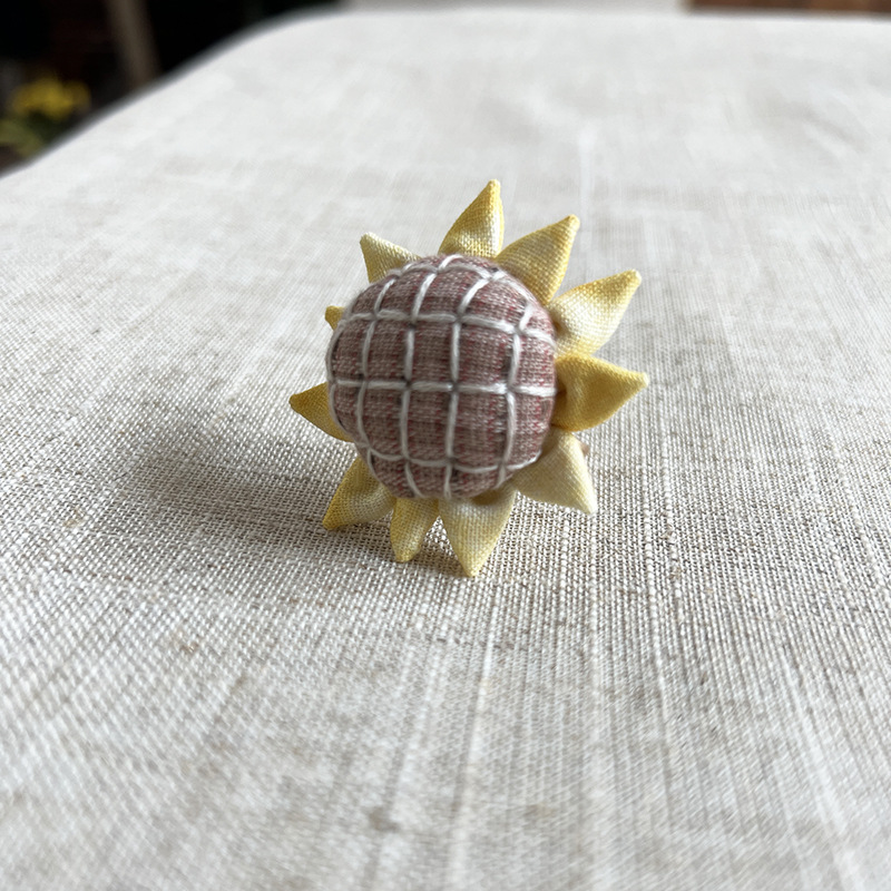 Titular de la aguja de girasol hecho a mano DIY bordado paquete de material de doble uso Lu bordado patchwork broche joyería novato bolsa de costura