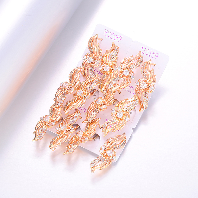 Aretes Huggie Retro de Flores 18K de Aleación de Cobre para Mujer image 5