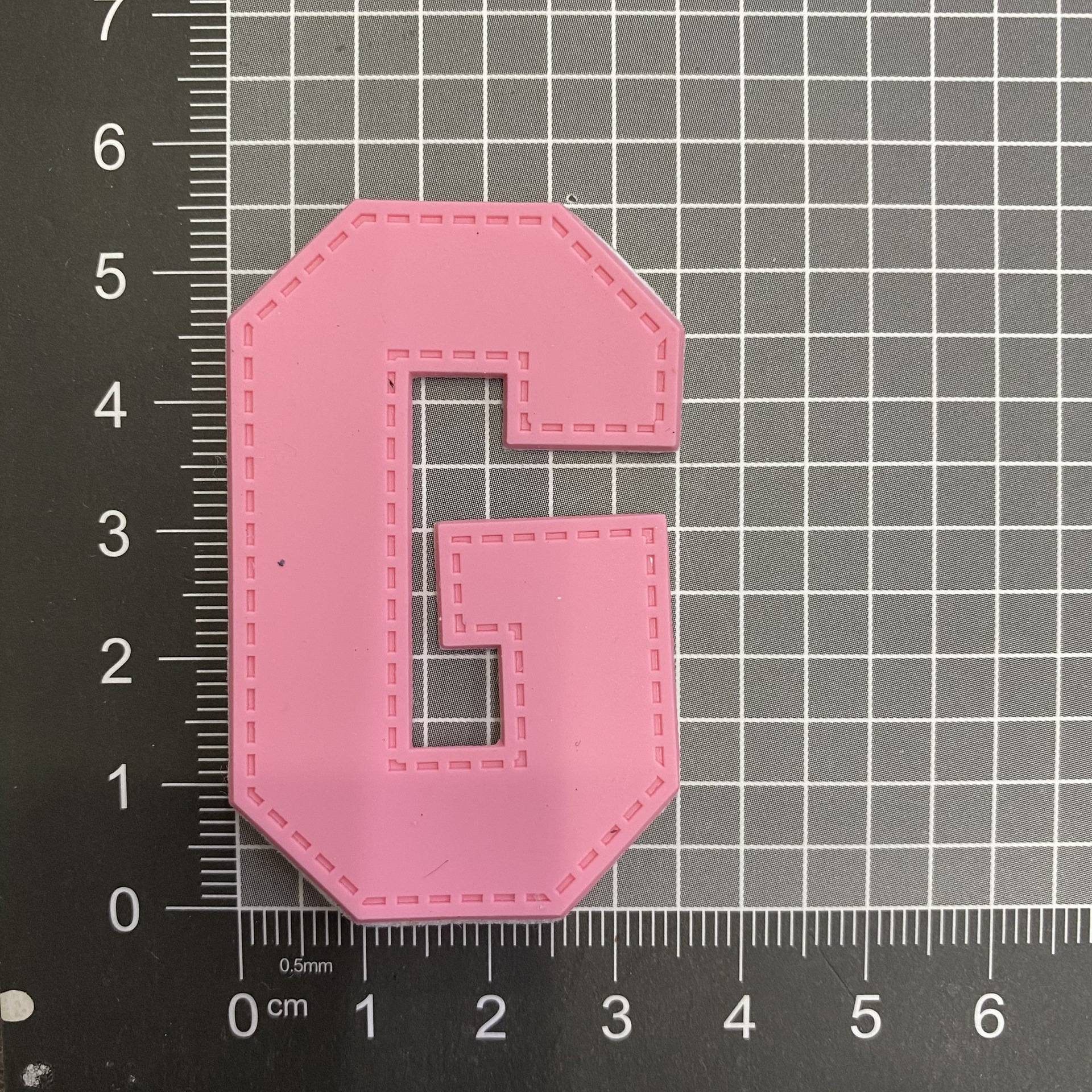 22秋冬渐变袜子标爆款 字母G四色滴塑橡胶带布可粘 硅胶G皮标PVC