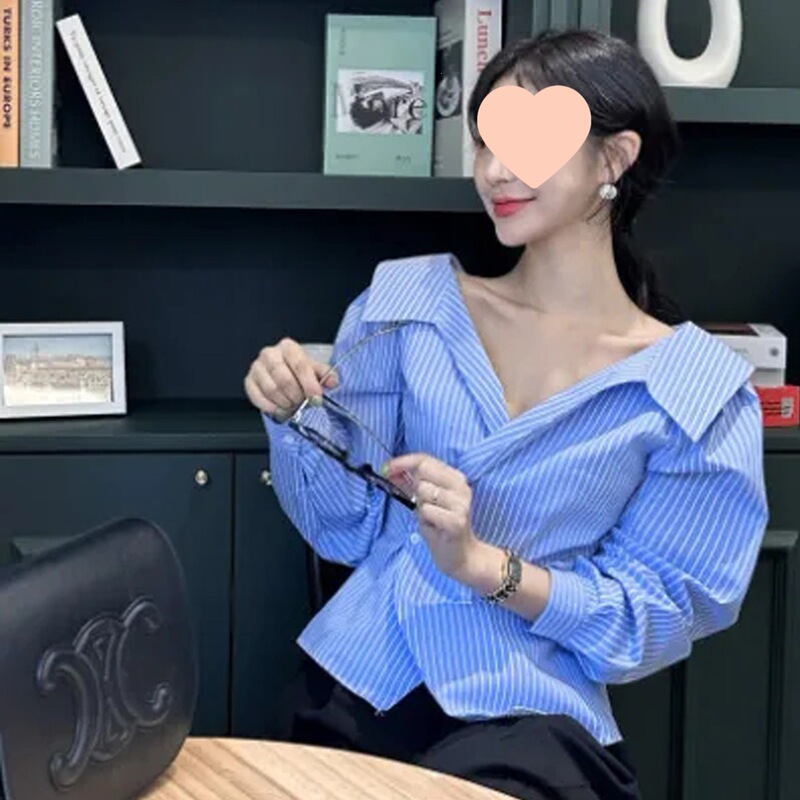 The size has been updated. Korean chic and elegant shirt with a lapel and slanted design, waist-cinching and slimming