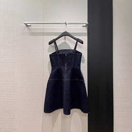 2026年夏季新款唐嫣同款刺绣牛仔吊带抹胸连衣裙收腰修身气质减龄