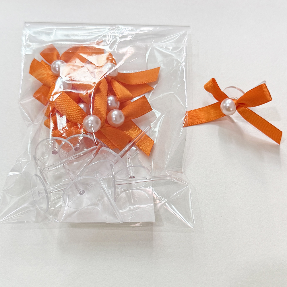 Plugin naranja con lazo de perla