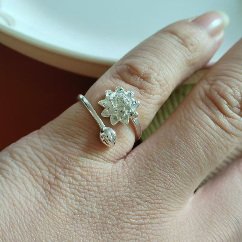 女性用の小さな新鮮で芸術的な蓮の花リング、ファッショナブルなエスニックスタイル、開口部調整可能、ニッチな軽い高級スタイルのリング|undefined