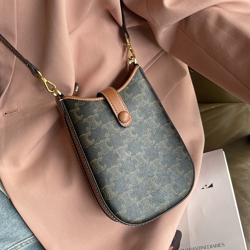 Mobile phone bag messenger bag women's mini 2024 new compact lightweight foreign style high-end small bag popular this year