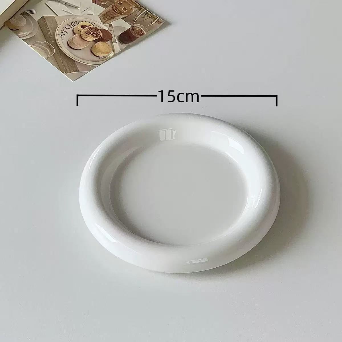 작은 흰색 통통한 원형 접시 - 약 15cm