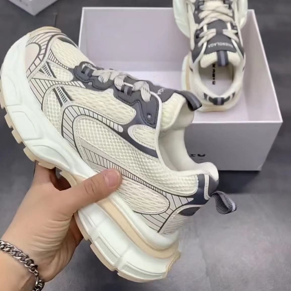 Zapatos de papá para mujeres otoño de 2025 nuevos zapatos de mujer retro ligero y grueso en la parte superior de la altura de los zapatos deportivos casuales de moda para mujeres