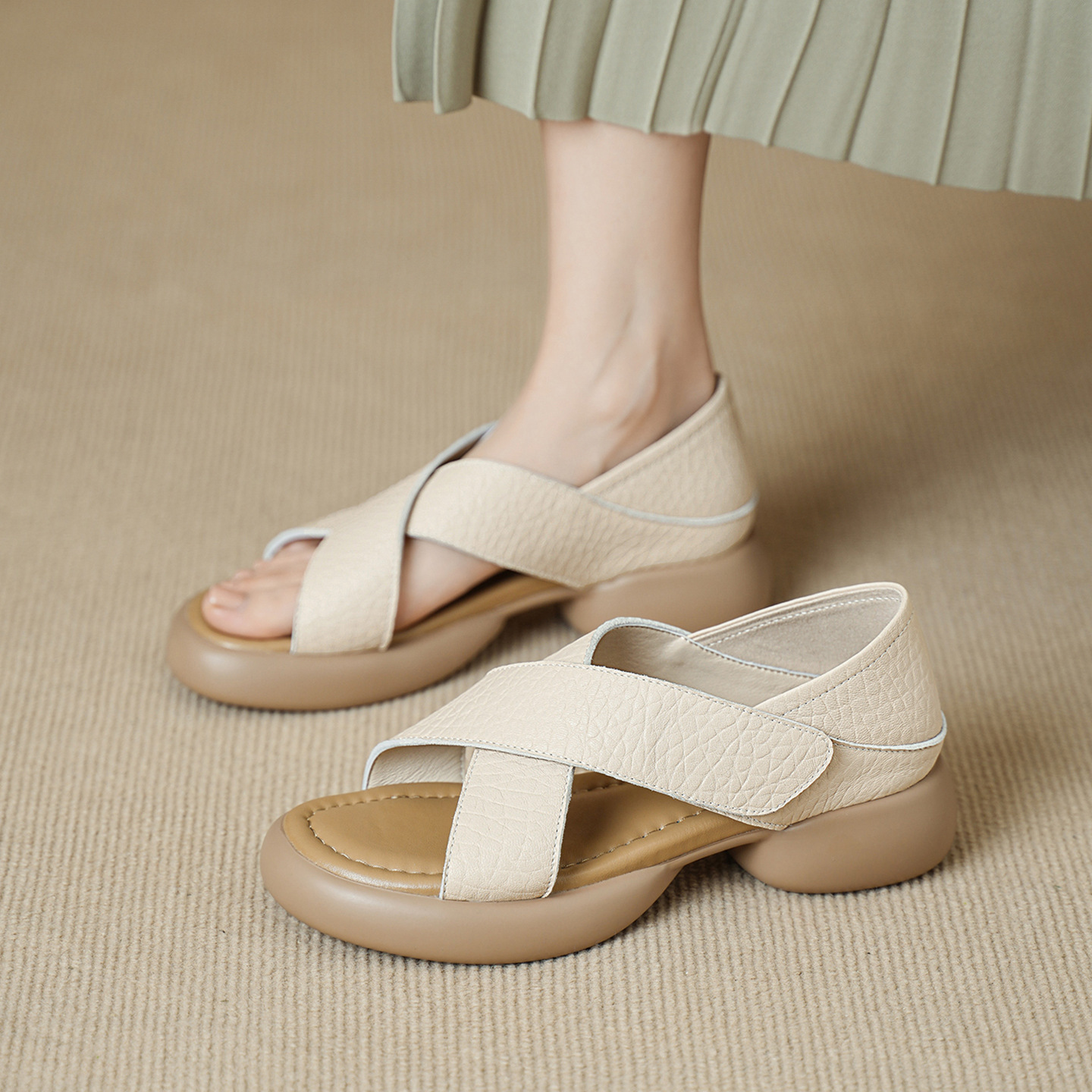 Sandal nữ hở mũi đế dày 4 cm da cừu quai ngang khóa — đen