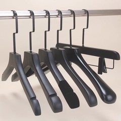 洋服店の実木ハンガーの男性服の黒色滑り止め無痕服はホテルの木製服を掛けて郵送します。