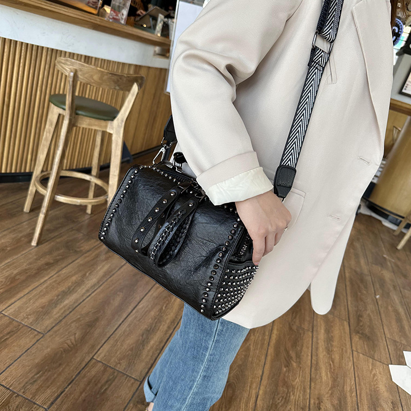 Borsa a tracolla da donna con borchie stile giapponese_voghion.com