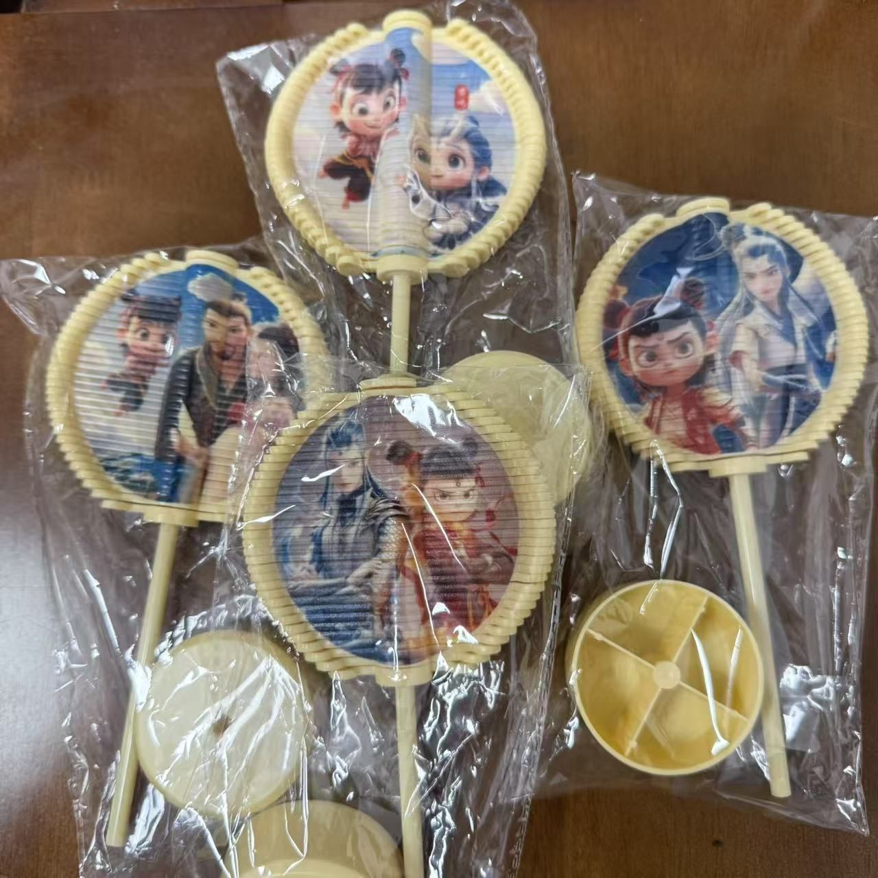 回転京劇の顔の譜の震える音の同じタイプの手はスパイラルの木のロリポップのABSの材質を揺らします。