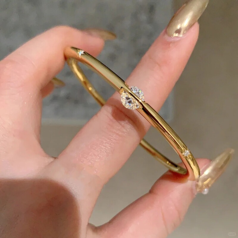 Exquisitely Crafted Dynamic Star Track Bracelet with Rotating Zirconium Cosmic Stars, High-End Feel, Niche Design, Women's Jewelry Accessory Exquisitely Crafted Dynamic Star Track Bracelet with Rotating Zirconium Cosmic Stars, High-End Feel, Niche Design, Women's Jewelry Accessory