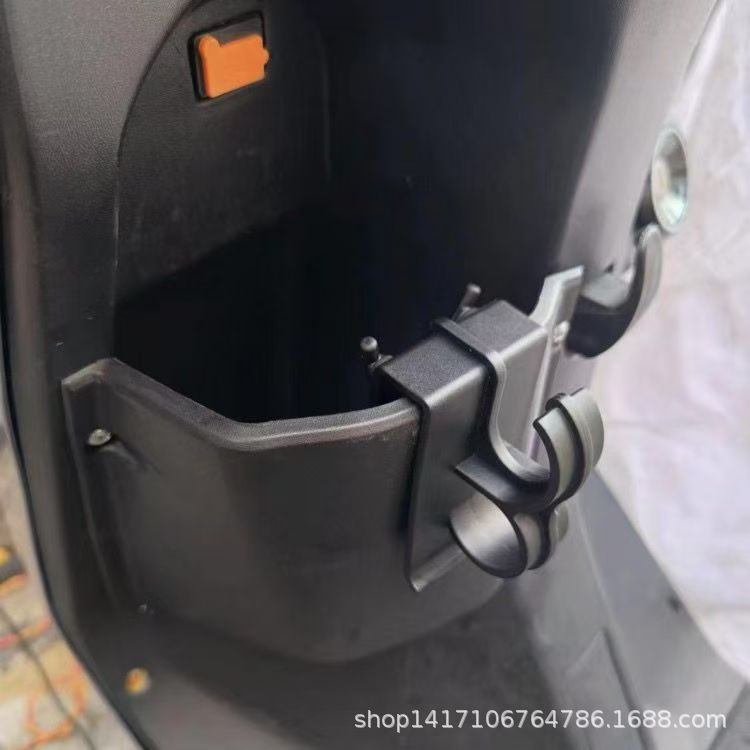 オートバイの電気自動車の荷物入れのフックを改造して物を掛けます。|undefined