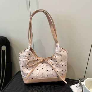Universal capacious one-shoulder bag with bow