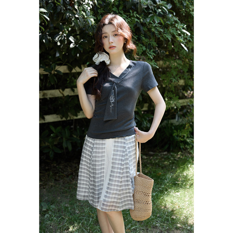 Ximeng 2026 New Summer Korean Style Tie-Neck Top Slim Fit Gray V-Neck Cinched Waist Regular Shoulder Short-Sleeve T-Shirt for Women Ximeng 2026 New Summer Korean Style Tie-Neck Top Slim Fit Gray V-Neck Cinched Waist Regular Shoulder Short-Sleeve T-Shirt for Women