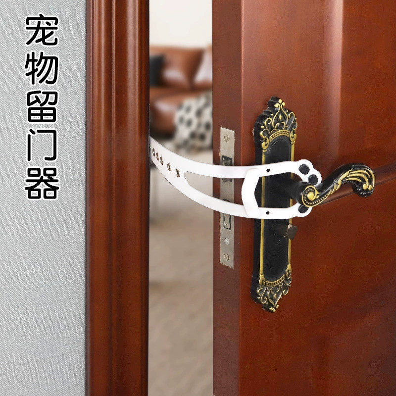 Домашние животные держите дверной щит. Кошки могут свободно входить и выходить.