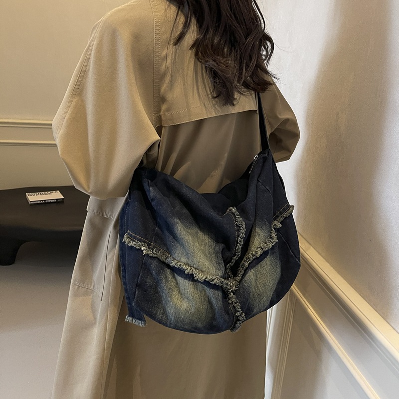 Bolso de mezclilla casual de gran capacidad al estilo de Hong Kong para mujer 2024 nuevo bolso de mensajero ligero y versátil de moda bolso de hombro de cercanías
