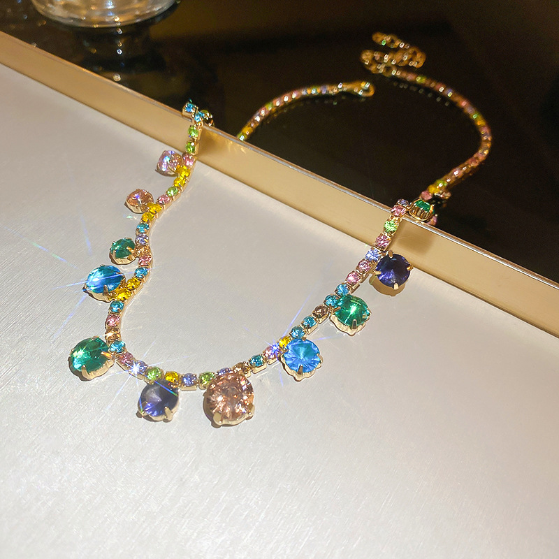 Farbenfrohe, mit Dopamin besetzte Diamanthalskette in Südkorea mit leicht luxuriösem Designgefühl. Die Schlüsselbeinkette ist_voghion.com