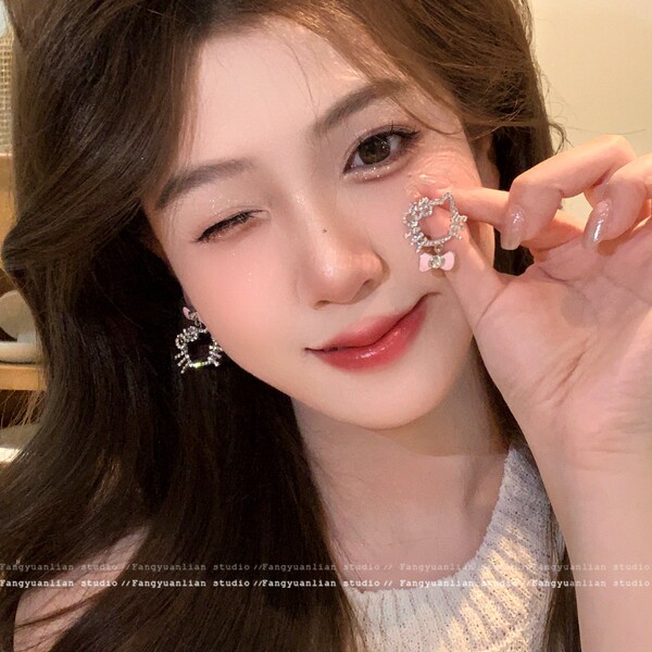 Cute earrings with bow
