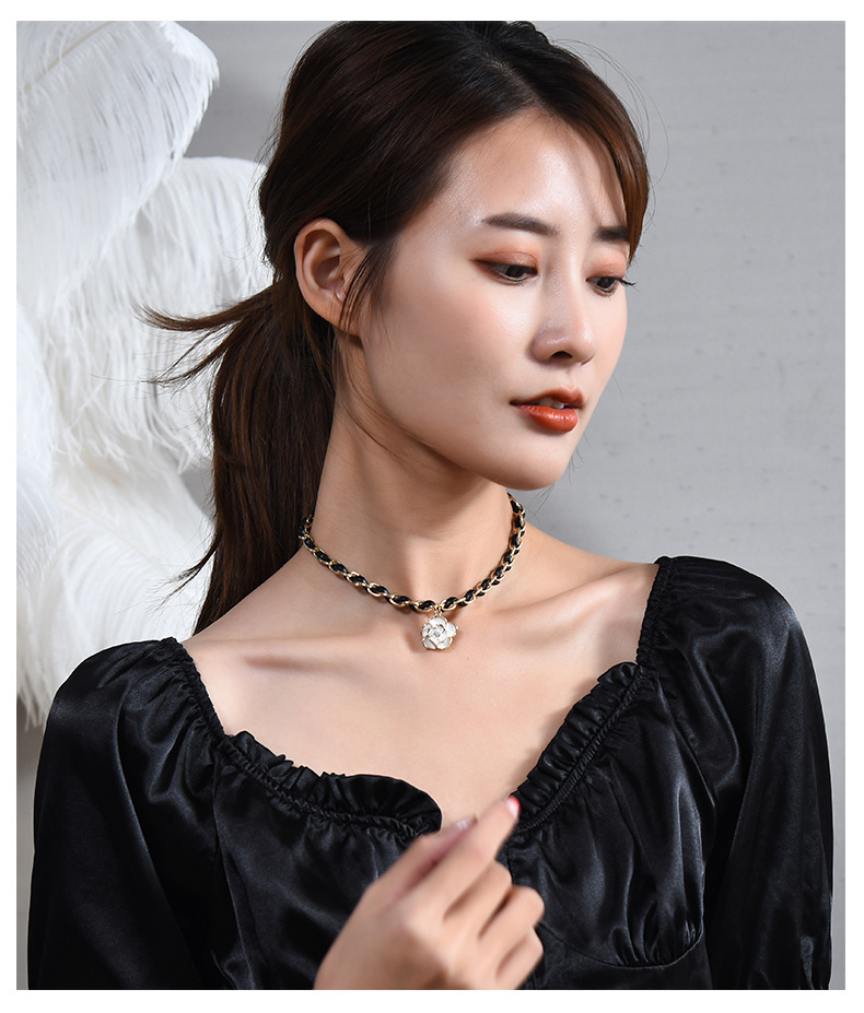 Nuova collana corta in acciaio al titanio avvolta in corda di pelle di camelia bianca dal design di nicchia leggero e lussuoso_voghion.com