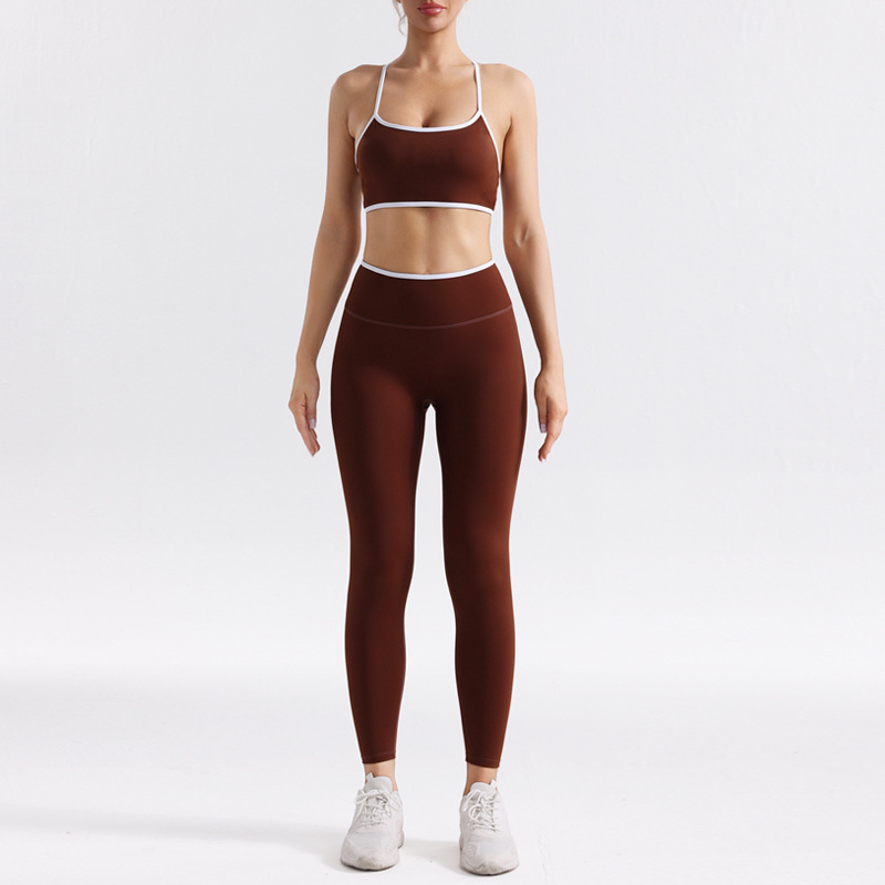 Traje de yoga 2025 color piel con espalda cepillada y tiras, sujetador deportivo ajustado para mujer, pantalones de yoga para correr y realzar la cadera