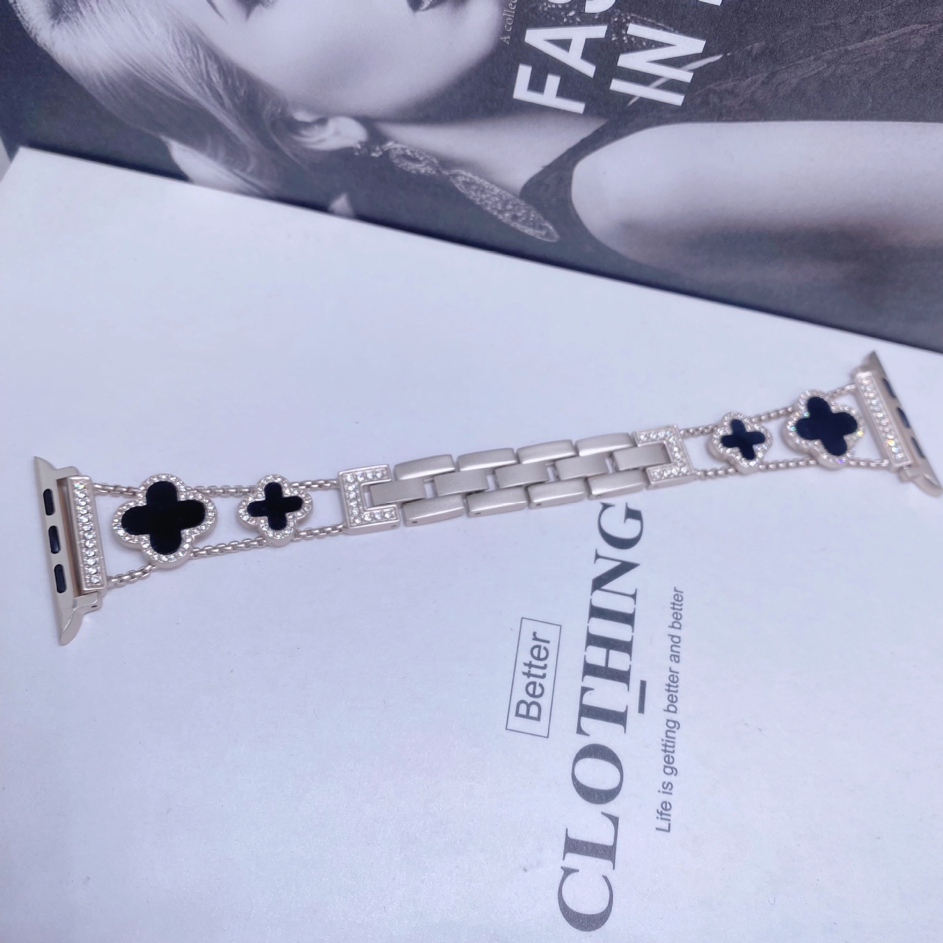 Apto para Apple Watch Apple Watch Correa de metal de trébol de cuatro hojas de diamantes de moda de SE1-10 generación