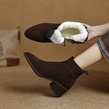 复古风尖头粗跟短靴女2024冬季新款毛毛靴大码中跟牛翻皮时装靴子