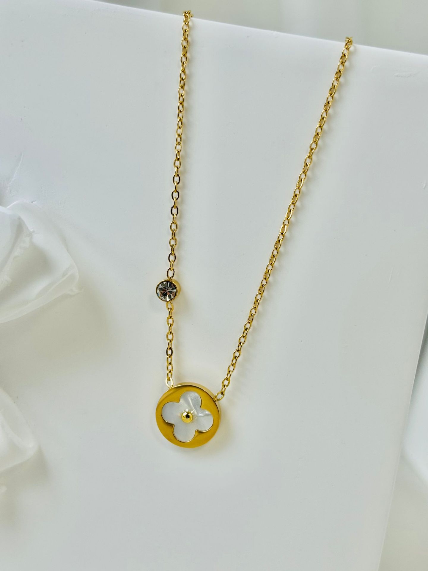 Single -old flower necklace
