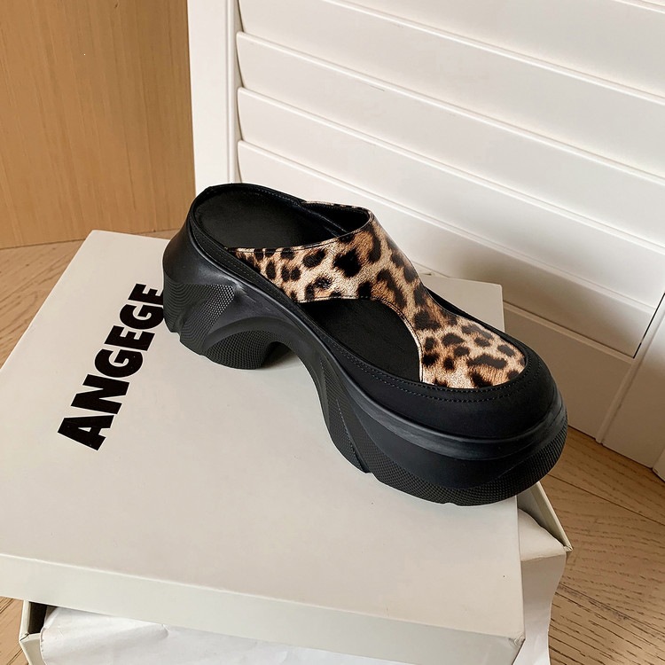 Dép sandal nữ da thật họa tiết da báo đế xuồng cao gót 9 cm — Trang chủ, màu đen, bạc chi tiết 101