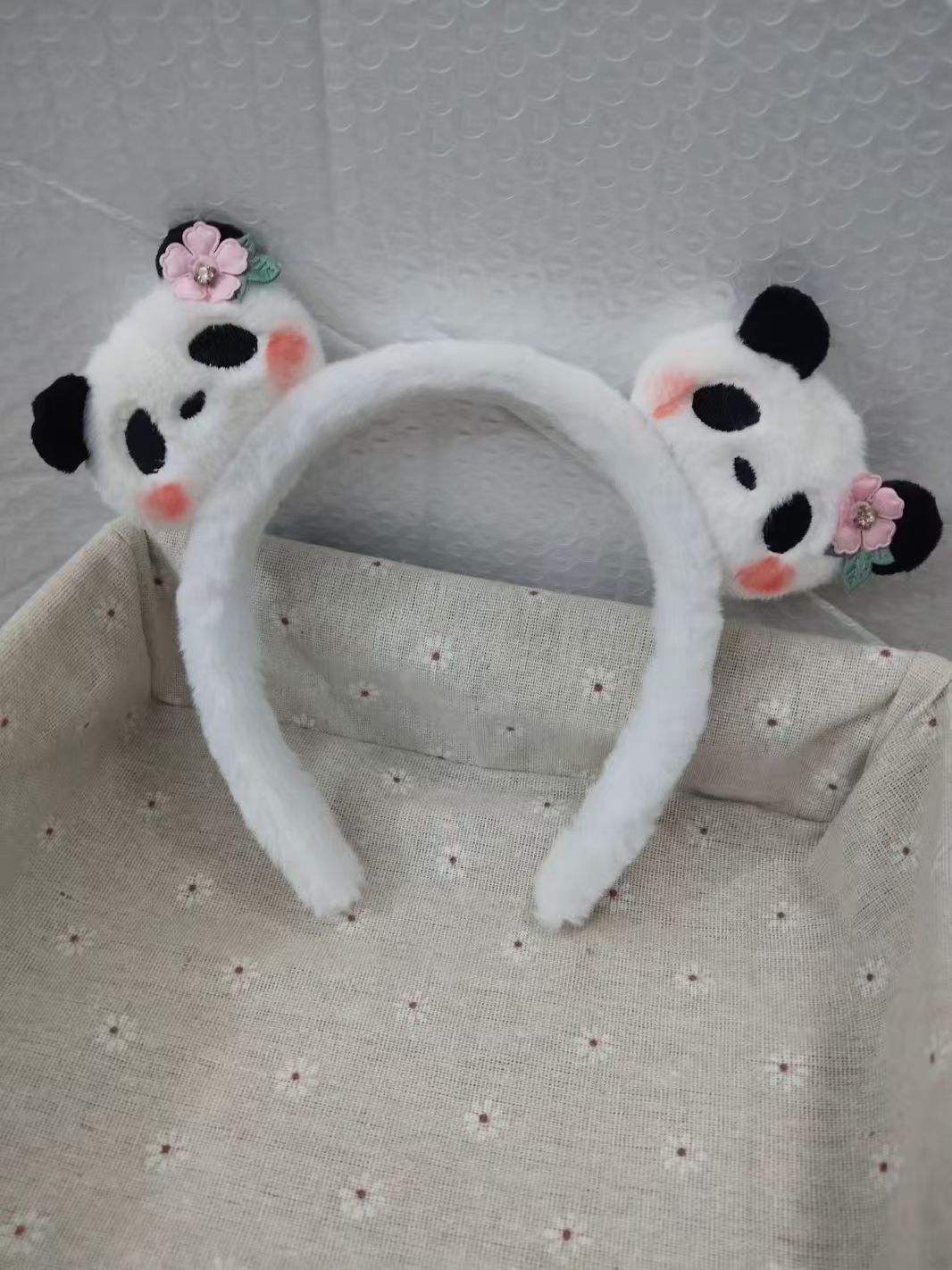 男女通用の大きいパンダのカチューシャは卸売りします。