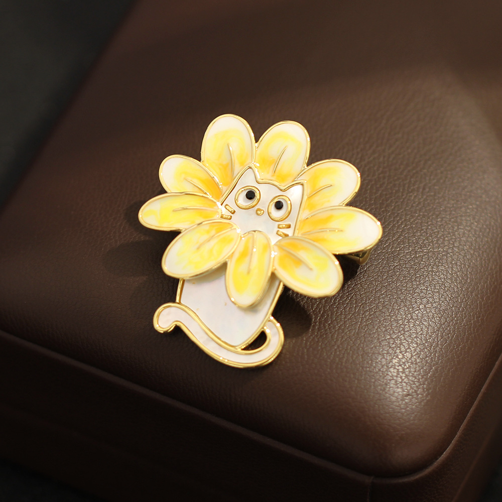 Eco-Friendly Electroplated Purple and Yellow Enamel Shell Cat Brooch, Cute High-End Animal Pet Pin Accessory for Women