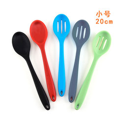 シリカゲルの小さいサイズのスプーンは鍋の専用の食器の器具にくっつかないで、耐熱の炒め物のスプーンはスプーンを漏らします。
