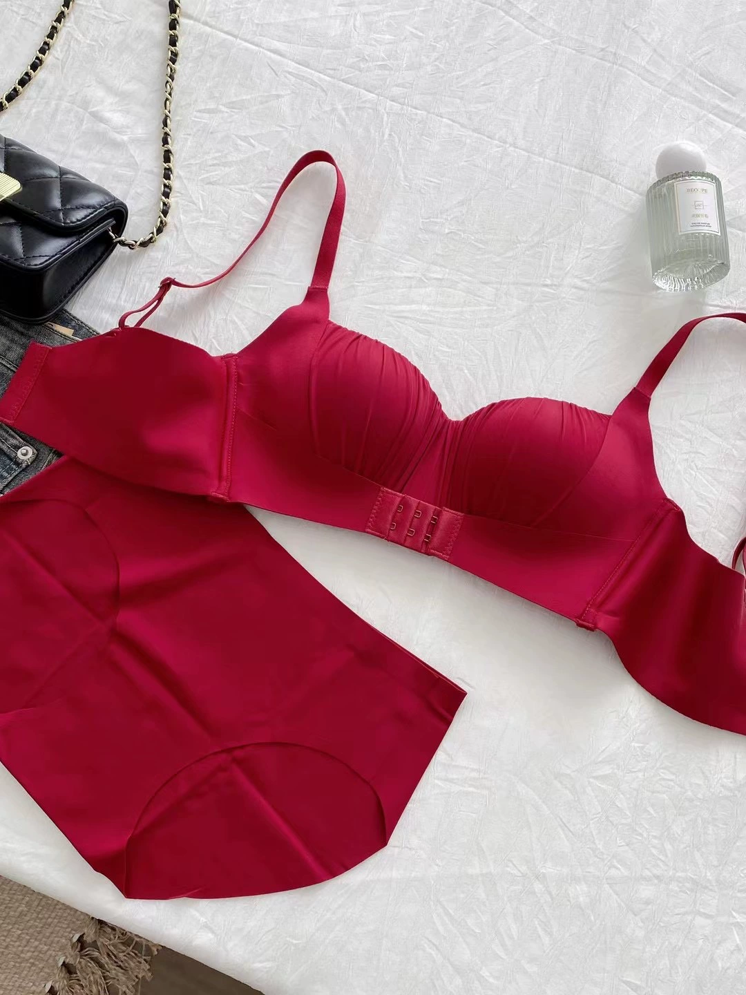 Красный комплект нижнего белья женский осенний и зимний