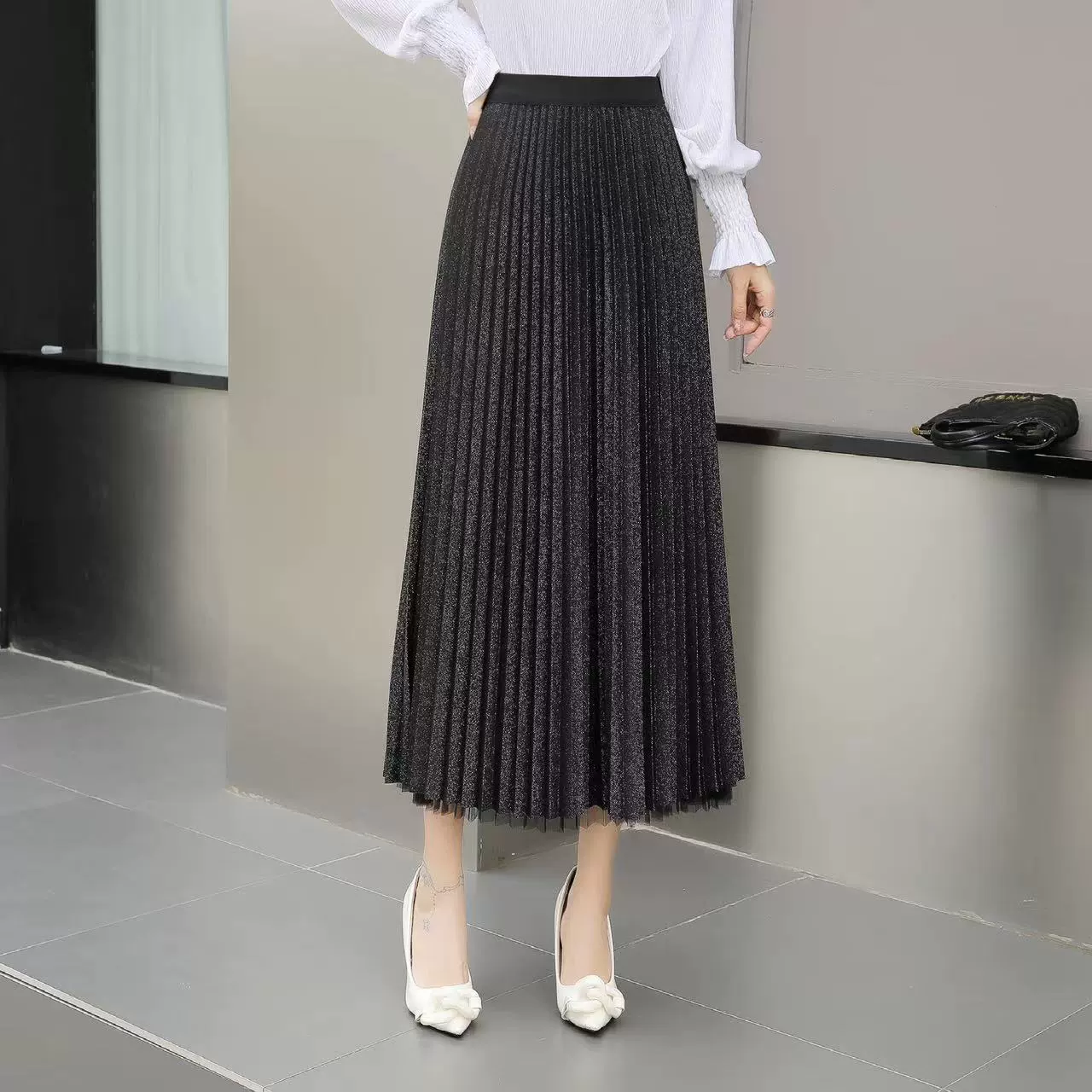 Вы можете носить плиссированную юбку средней и длинной одежды с обеих сторон 2024 осень и зима новая модель с блестящими шелками 18 платьев с высокой талией