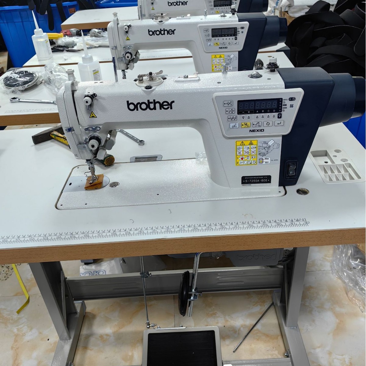 Máquina de coser plana eléctrica industrial multifunción Brother S7250A de alta velocidad de aguja