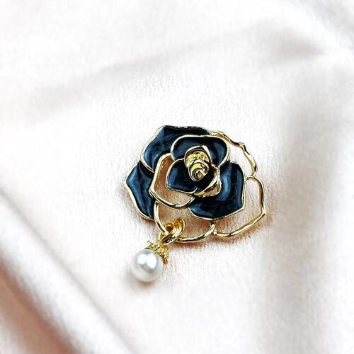 High-end pearl brooch, light luxury and high-end camellia suit, corsage to prevent exposure, feminine silk scarf buckle