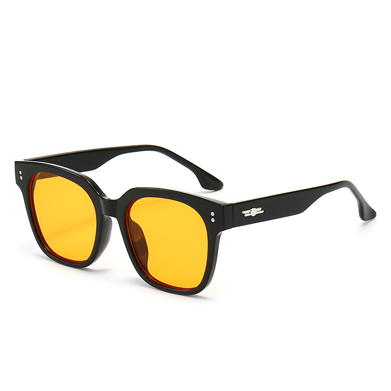 블랙 프레임의 C3 오렌지 조각