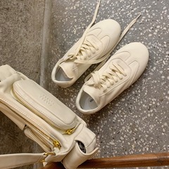 グレープママと同じスタイルの在庫あり 超柔らかい革地の上品なラウンドトゥの紐付きアガットレディースカジュアルスニーカー 夏用