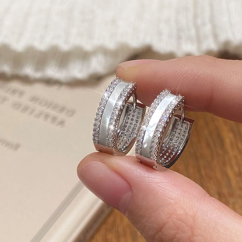 Popular News Anchor Yue Shiman's Man Sister Wen Huixin's Same Style Light Luxury Shell Zircon Niche High-End Earrings