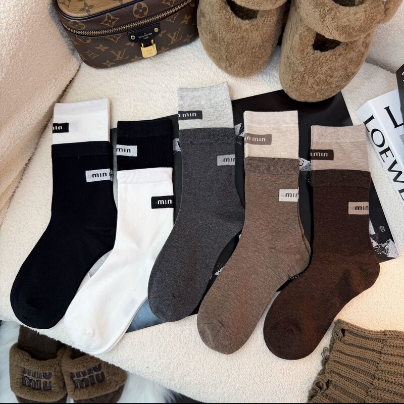 Women's high-top socks, new autumn/winter styles, trendy and versatile cotton socks, comfortable and breathable, with patchwork letter designs, offering a touch of luxury and fashion