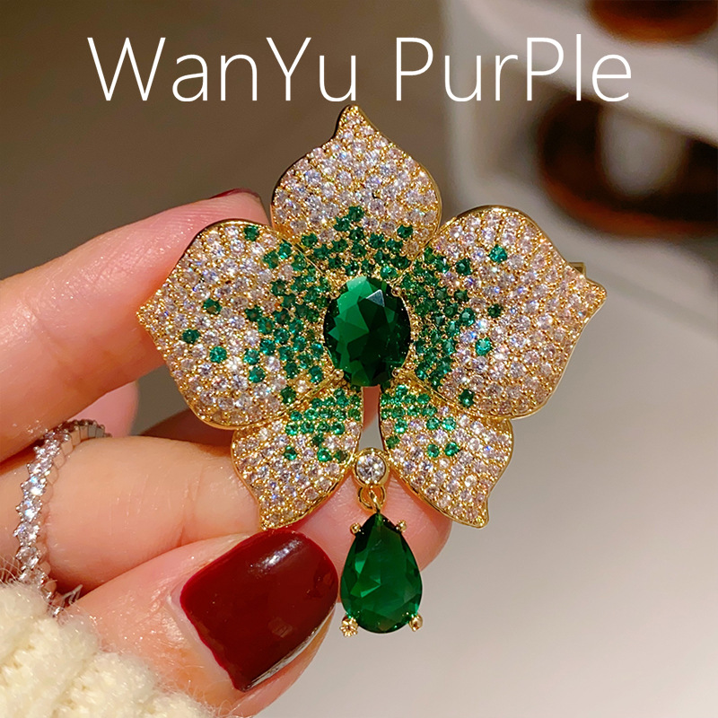 French Retro High-grade Sense Full Diamond Emerald Flower Brooch Corsage Women's Elegant Water Drop Pendant Suit Pin Buckle