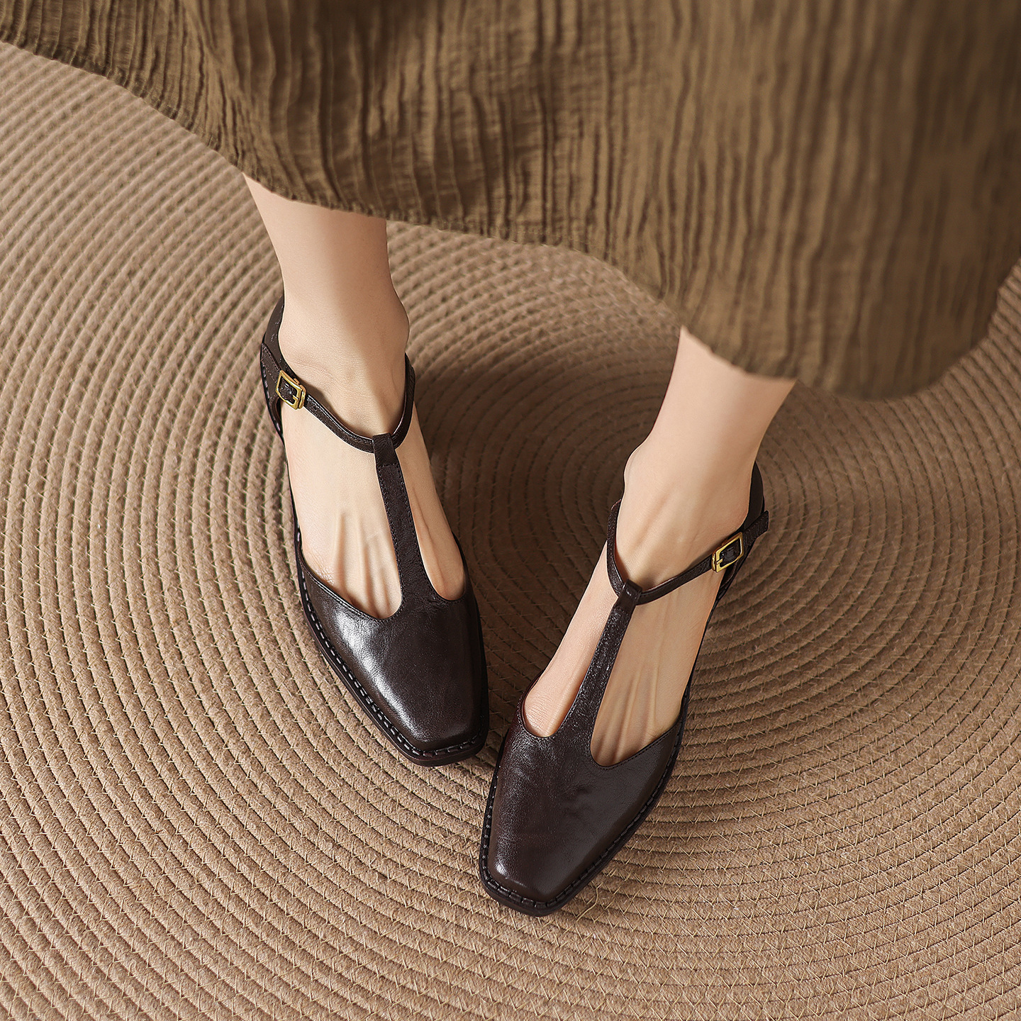 Sandal nữ quai ngang chữ T mũi nhọn gót vuông phong cách Anh retro — màu nâu