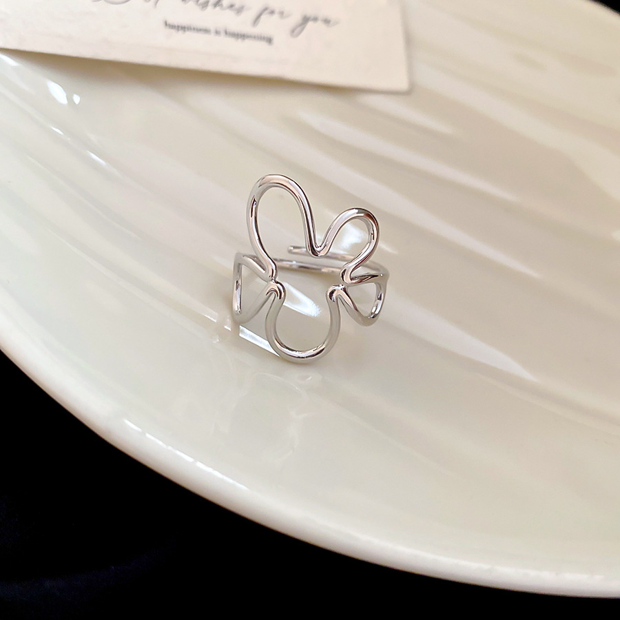 Bague pour femme, ronde, texturée, en résine, ornée d'un nœud papillon et d'une fleur. Design simple et tendance pour l'index._voghion.com