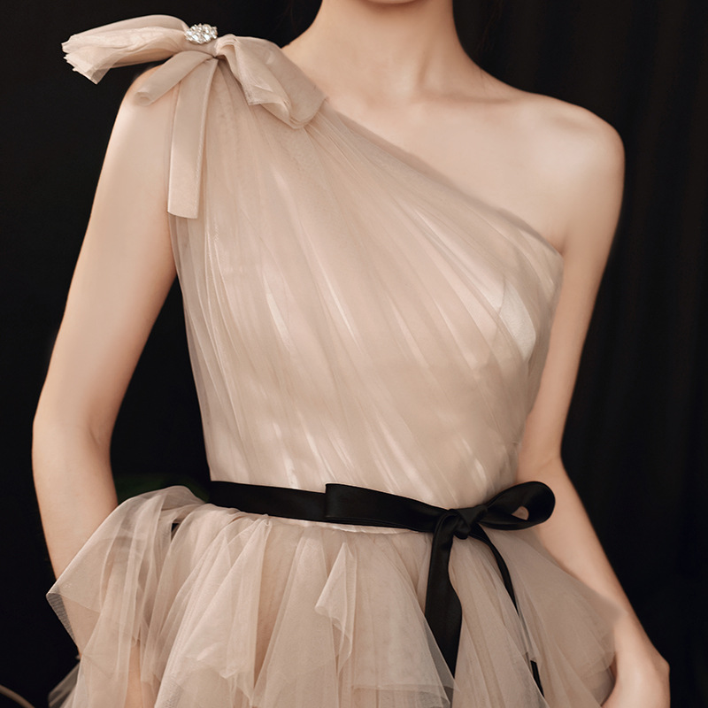 Vestido de noche para fiesta anual para mujer, estilo de alta gama con cinturón y diseño de hombro asimétrico, elegante vestido de anfitriona, vestido elegante para actuación de piano.