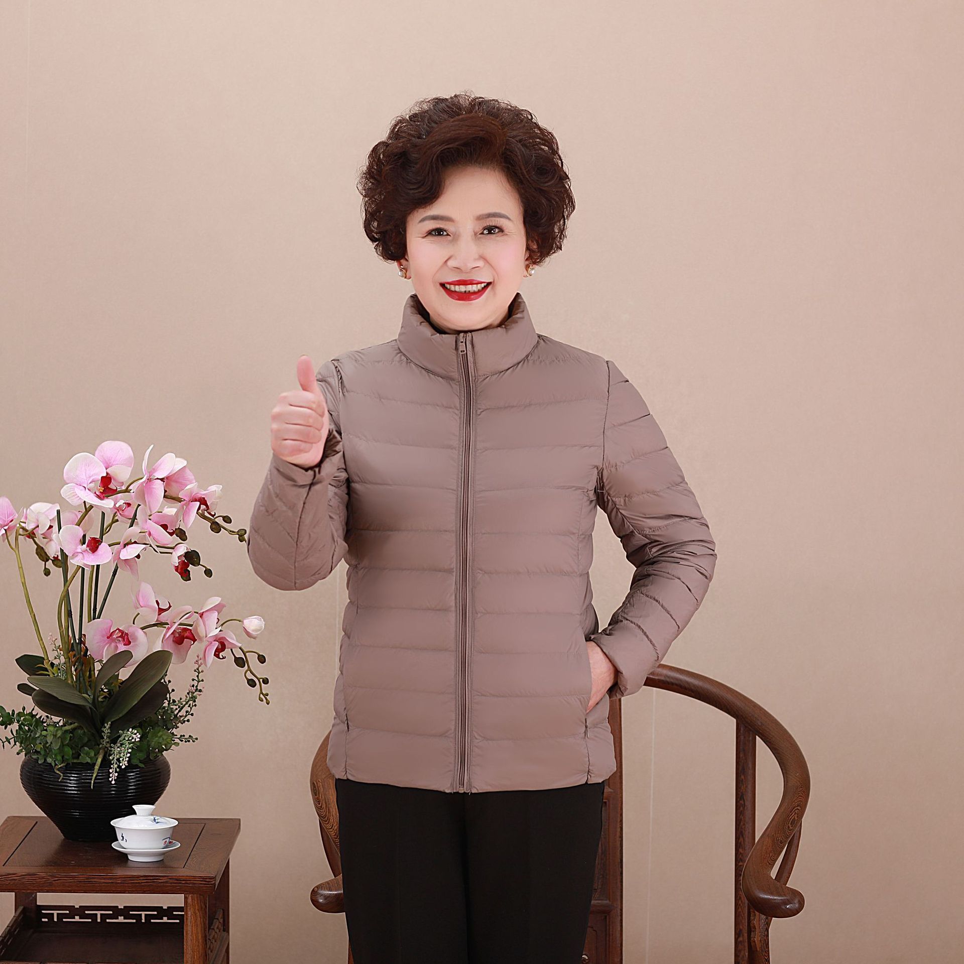 Chaqueta de pluma transfronteriza ligera y delgada nueva dama de mediana edad madres con chaqueta corta con capuzas más grasa MM gruesa