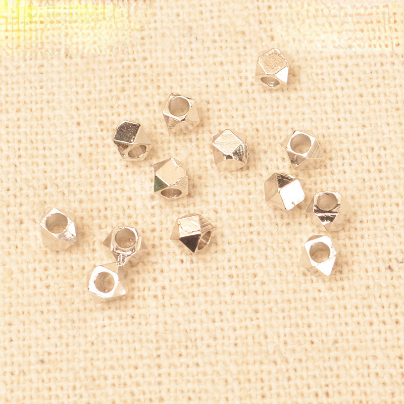 Cobre chapado en oro de 18 quilates y plata geométrica lote ángulo cuentas cuadradas lote flor espaciador perlas plateado roto plata corte ángulo perlas DIY accesorios de la joyería perlas sueltas