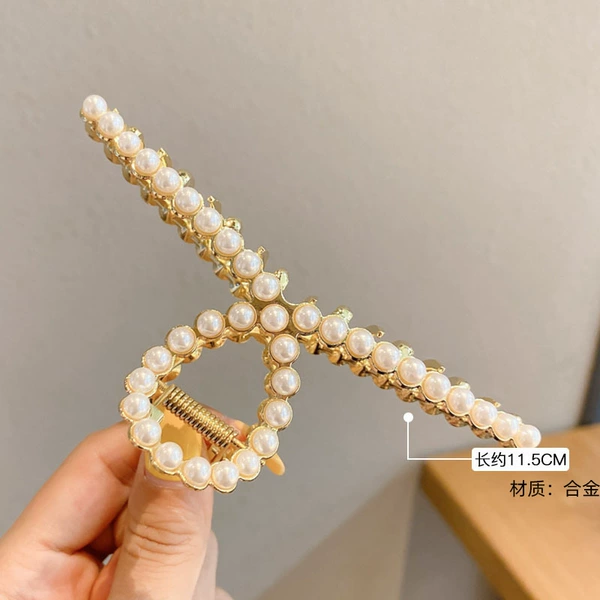 Big crab pin from pearl