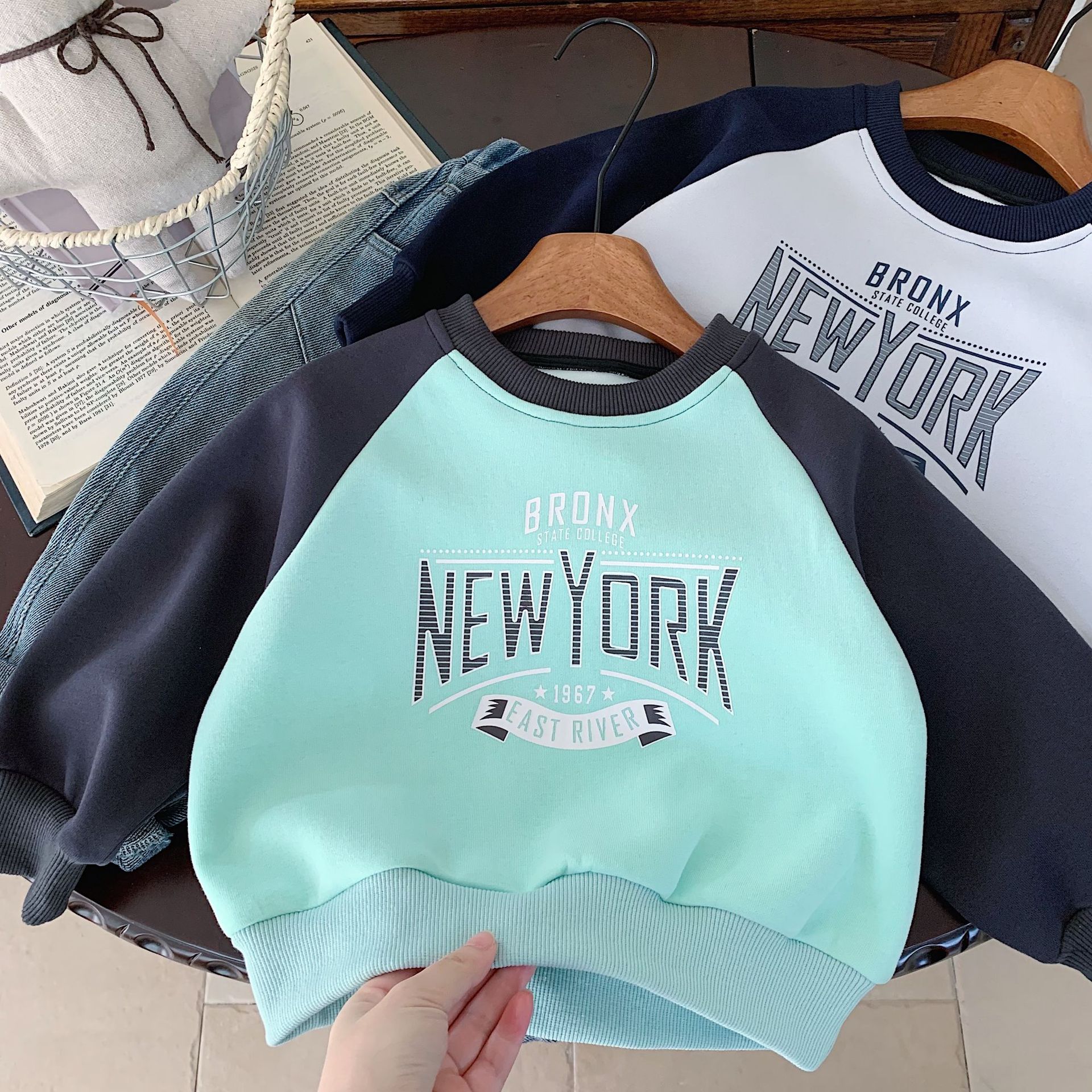 Ensemble de sweat à capuche à col rond et blocs de couleurs, nouvelle collection coréenne 2024, avec lettres polyvalentes et élégantes, tendance et cool_voghion.com