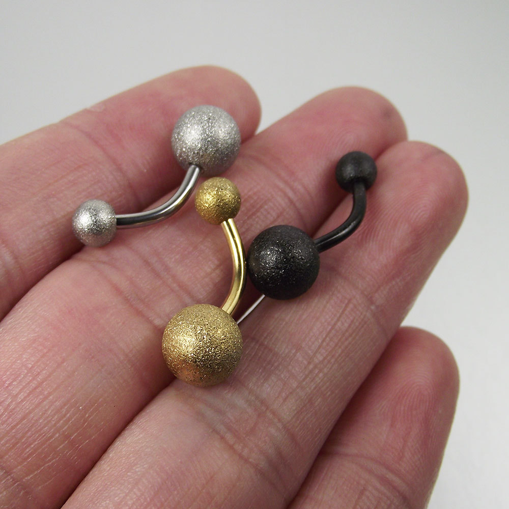 Gullbelagt navelpiercing ring i titanstål matt_voghion.com